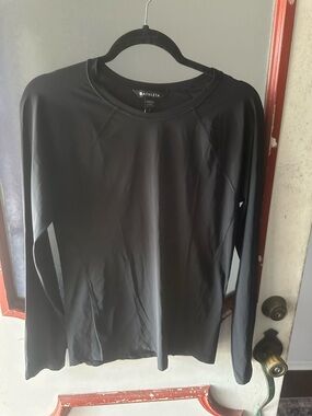 Athleta Men's Black Long-Sleeve Athletic Top